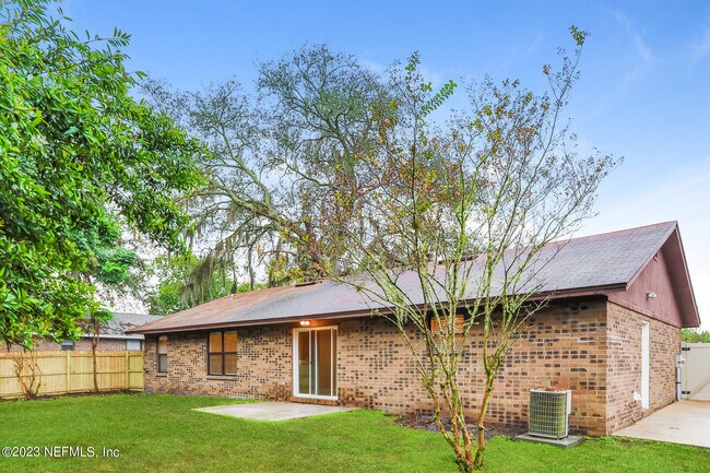 Building Photo - 6353 Tree Top Cir W