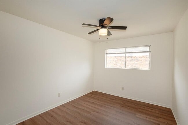Building Photo - 914 Avenue G