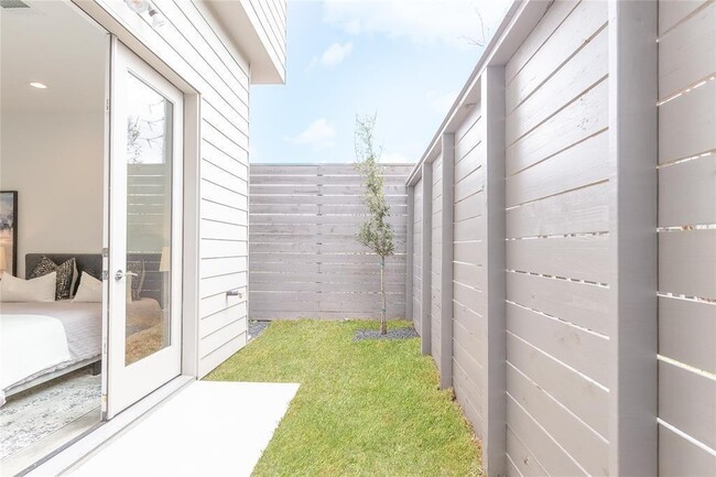 Building Photo - 5867 E Post Oak Ln