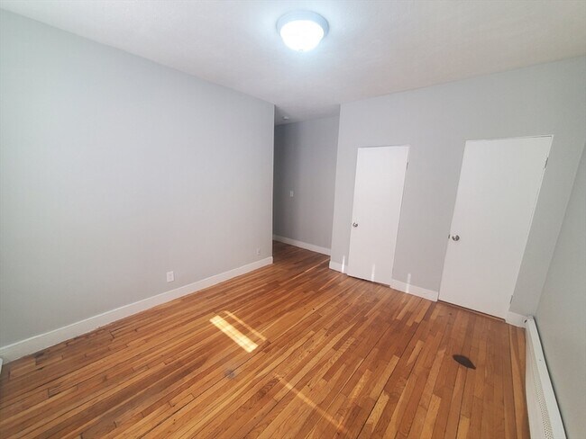 Building Photo - 4 Abbotsford St