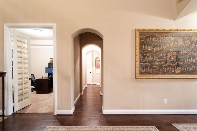 Building Photo - Very beautiful 5 bedroom, 4.1 bathroom hou...