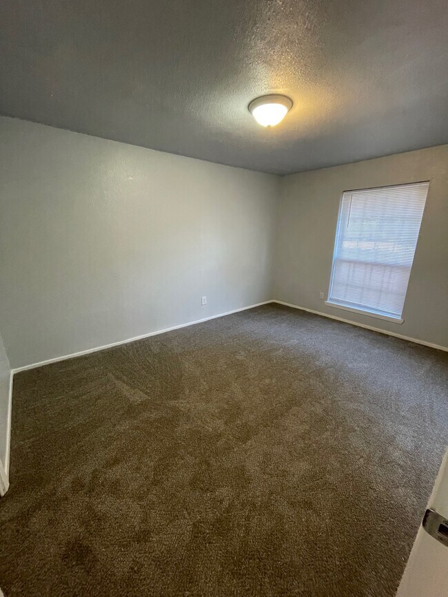 Building Photo - 738 E Oates Rd