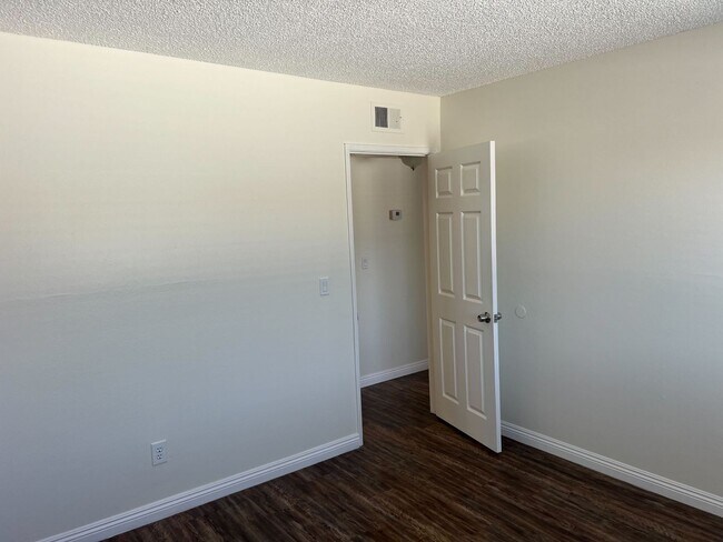 Building Photo - FARQUHAR 4081-4087