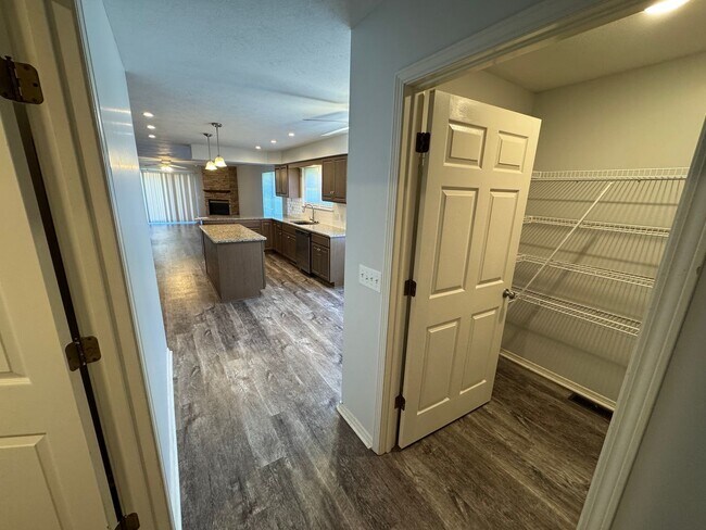 Building Photo - BEAUTIFUL PATIO  HOME IN NIXA