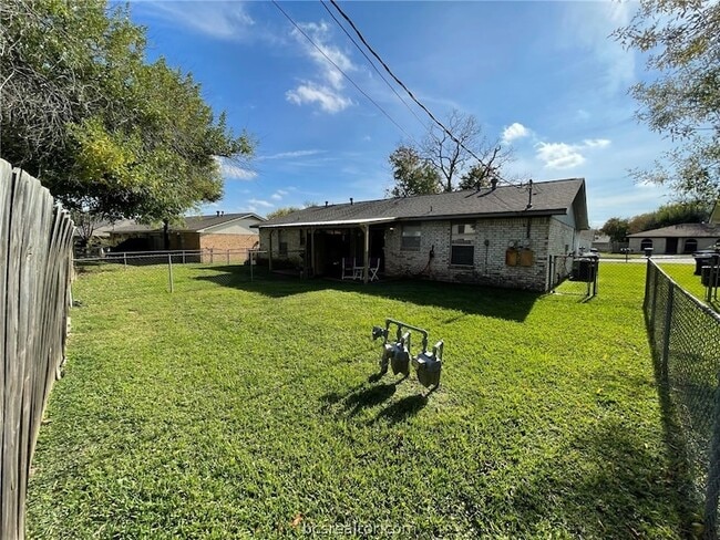 Building Photo - 1525 Hillside Dr