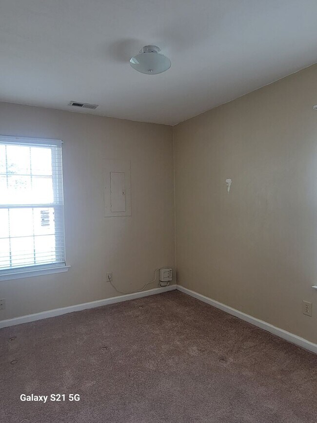 Building Photo - 3 bedroom, 2 bathroom townhouse in Western Branch