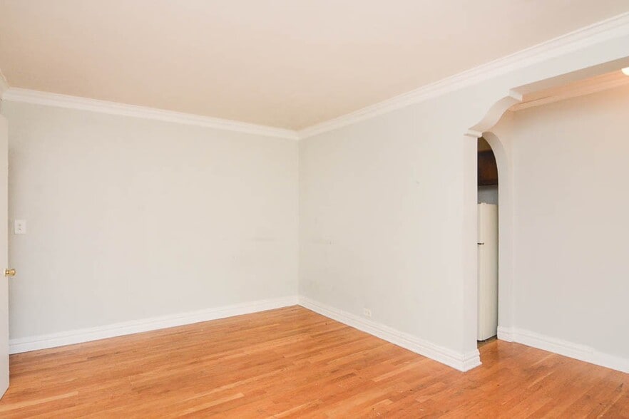 Building Photo - 533 W Roscoe St