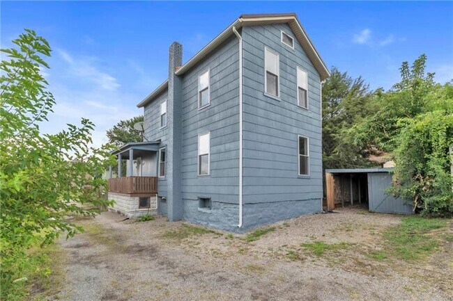 Building Photo - 305 1/2 E Lutton St