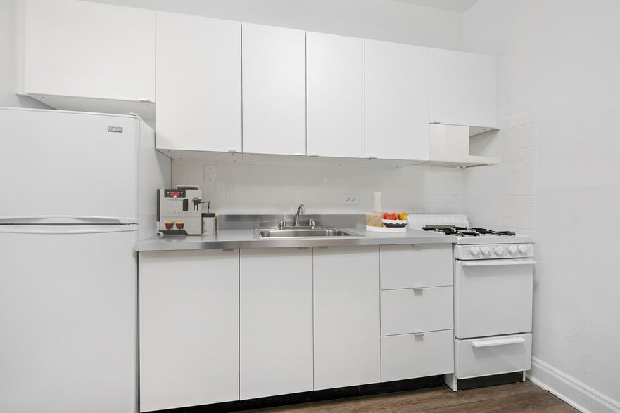 Building Photo - 632 W. Addison