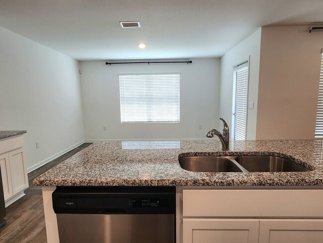 Building Photo - Lovely 4/2 available now in Raley Farms of...