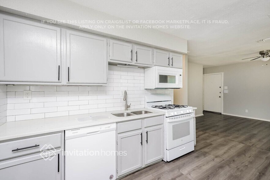 Building Photo - 5101 Royal Dr