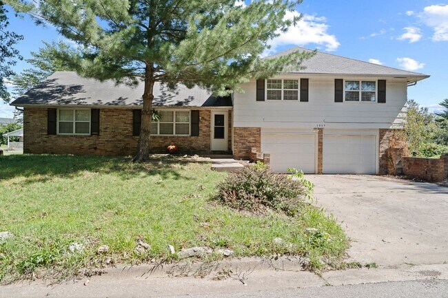 Primary Photo - Charming & Newly Updated 2BR Duplex with F...