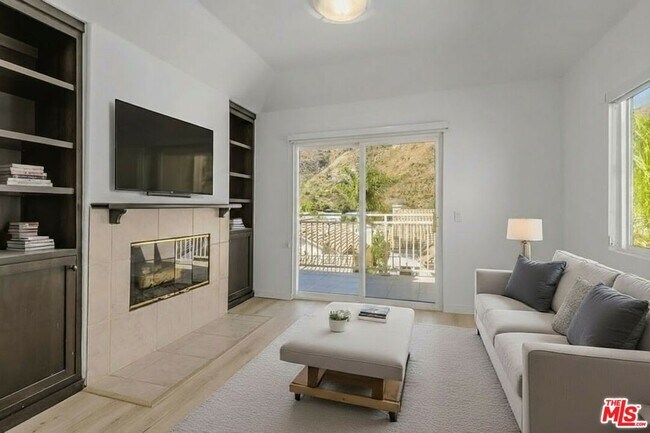 Building Photo - 668 Palisades Dr