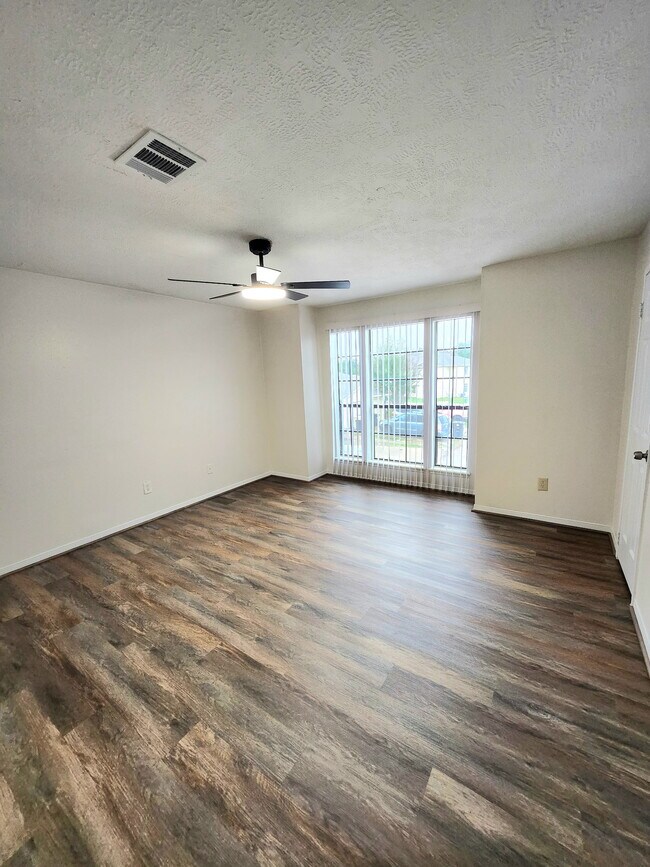 Building Photo - 10045 Emerald Creek Dr