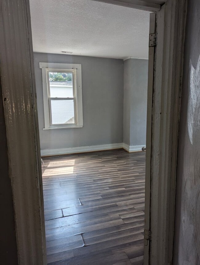 Building Photo - MOVE IN READY 4 Bedroom in the Heart of Portsmouth!
