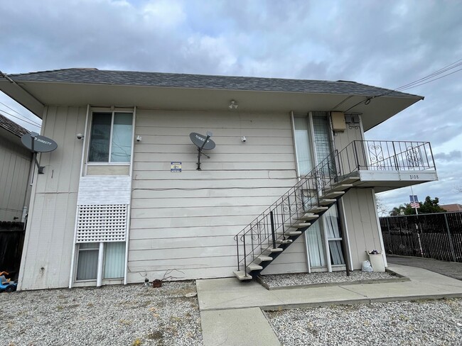 Building Photo - Wonderful Upstairs Unit, Close to the Delta!