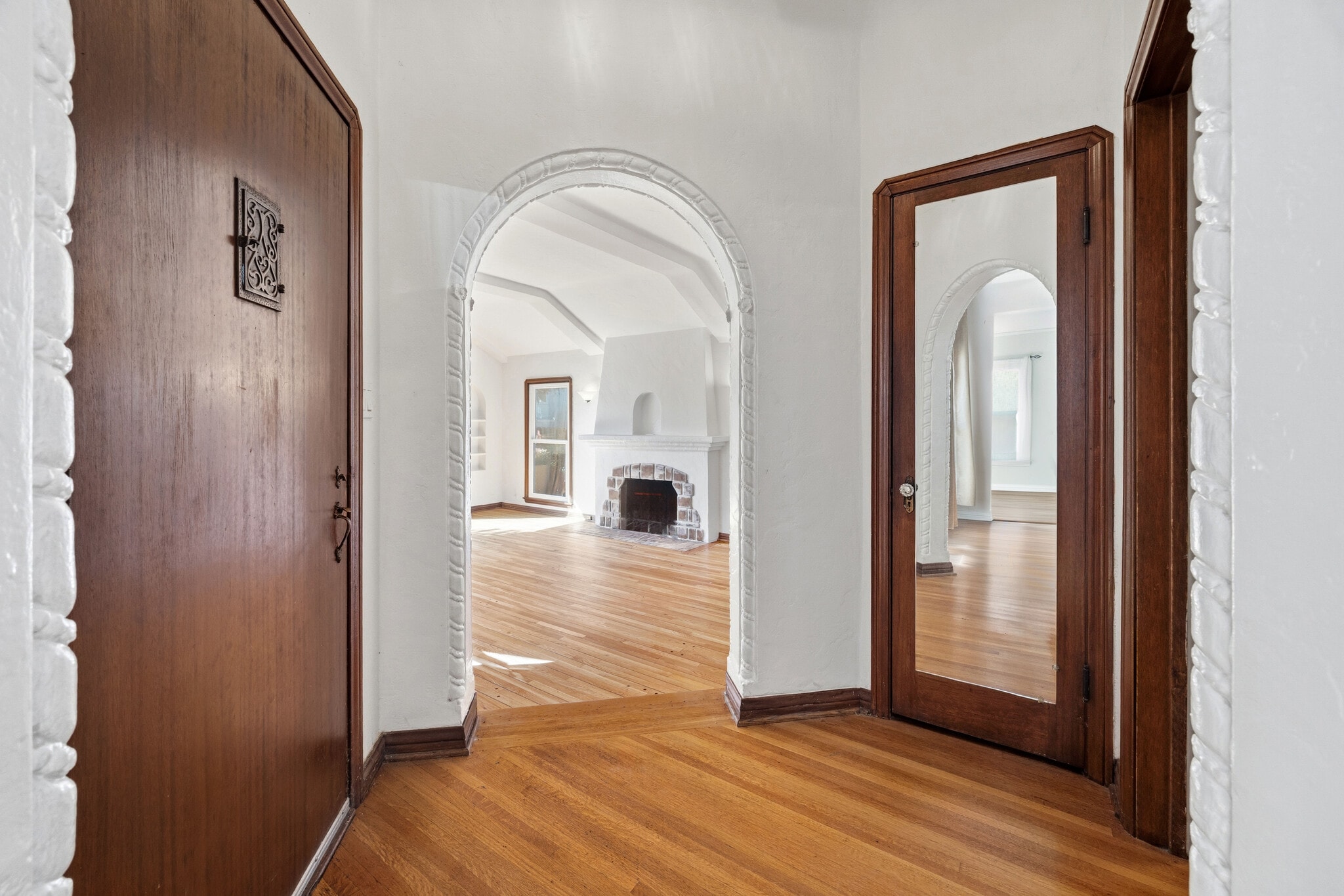 Building Photo - 166 N Arnaz Dr