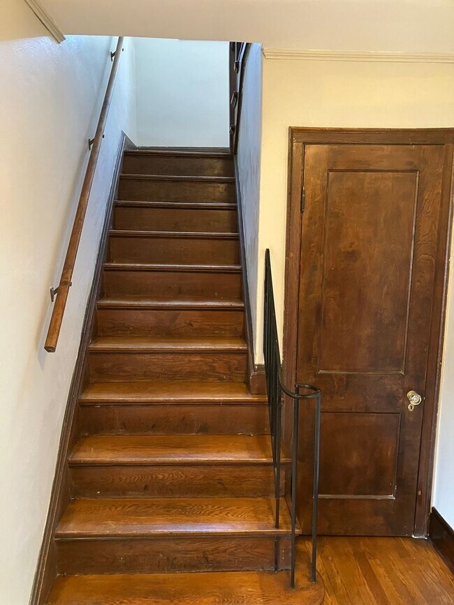 Building Photo - Charming, Classic 3 BR Brick Close to LeMoyne in Nice Neighborhood