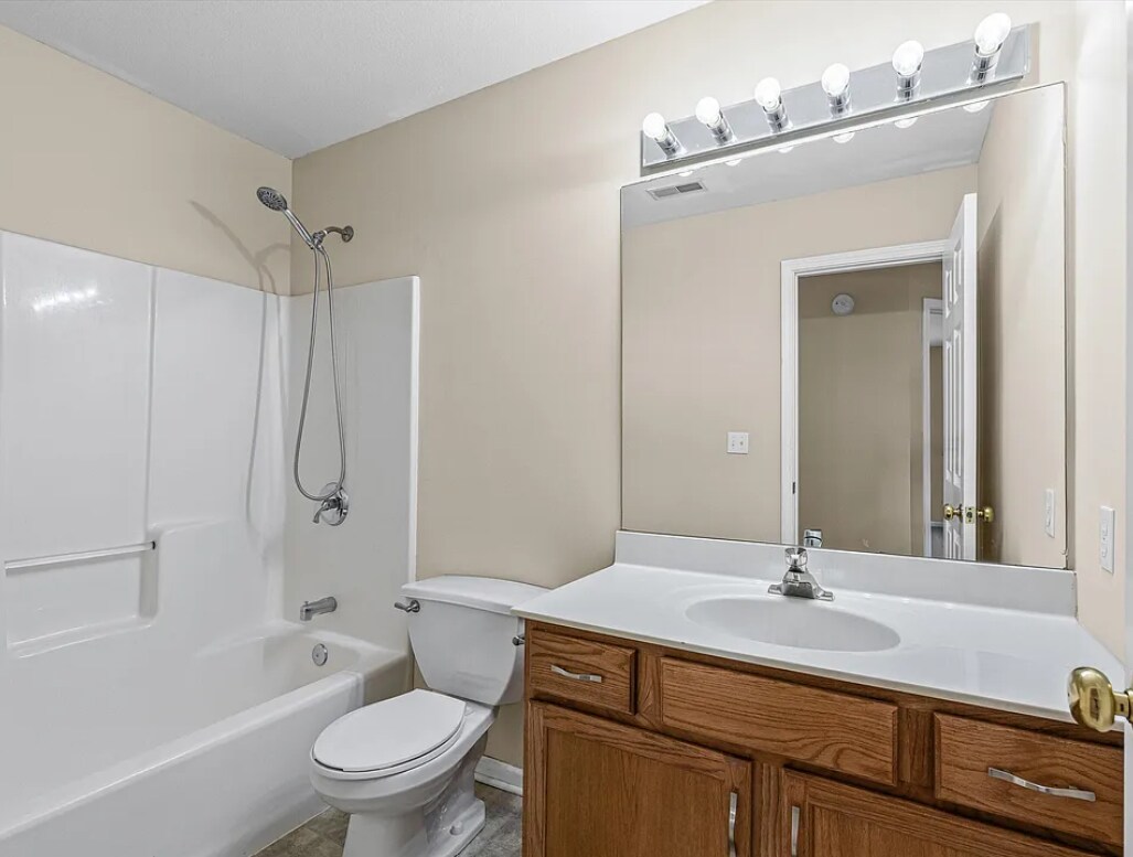 Building Photo - 477 Foxfire Dr