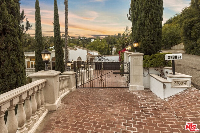 Building Photo - 3780 1/2 Multiview Dr