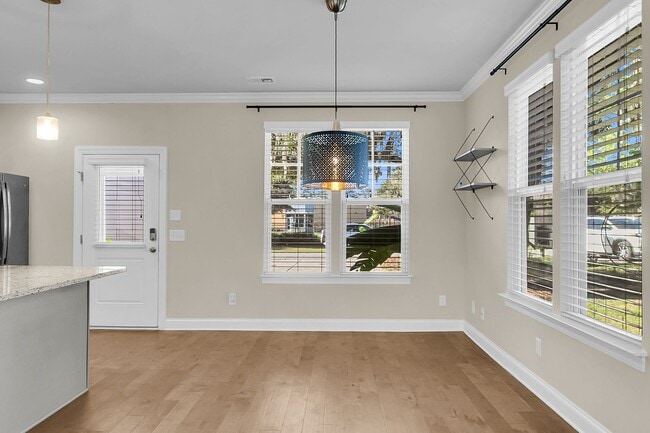 Building Photo - Stunning 3-Bed / 2.5-Bath Home in Park Cir...