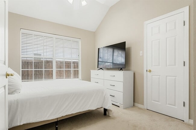 Building Photo - 118 W Greenbriar Ln