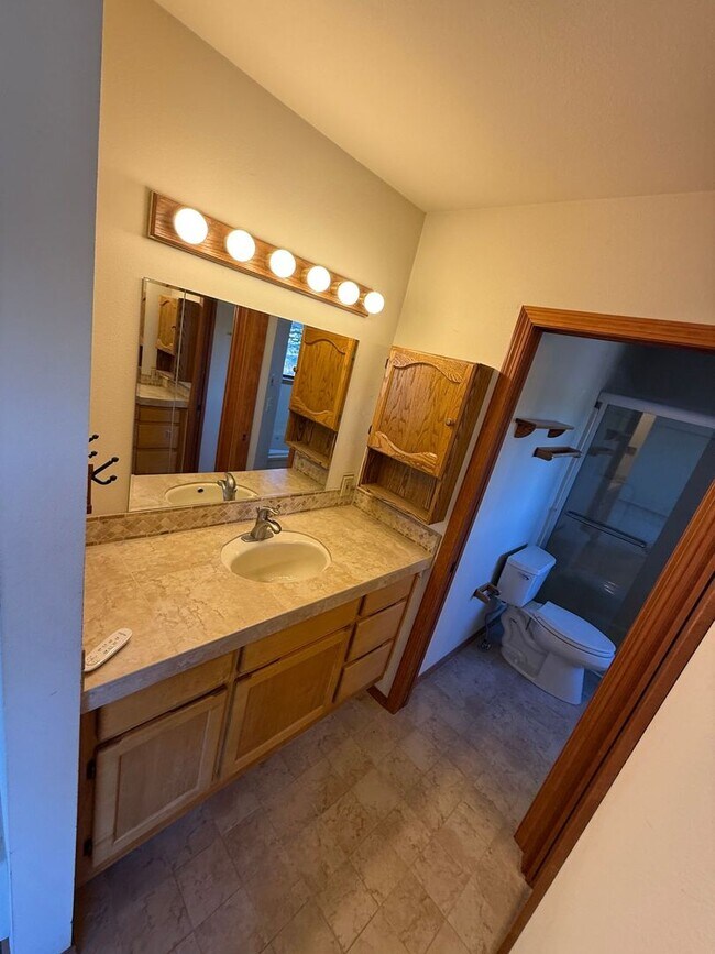 Building Photo - County Setting in NW Bend - 3 Bedroom / 2 Bathroom