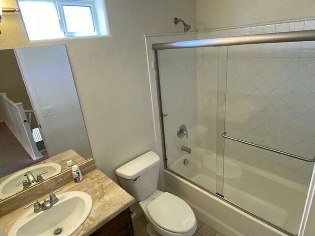 Building Photo - Carry Over Showing: This property has been shown before and will be rented to the first most qual...