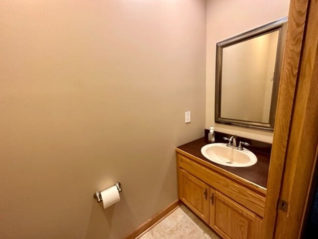 Building Photo - 6 bedroom, 4.5 bath Whitefish chain, 12 mo...