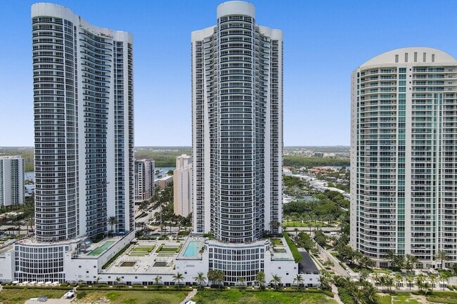 Building Photo - 16001 Collins Ave