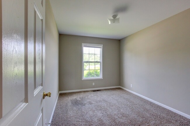 Building Photo - Hurry.  3 bed 2 bath 1 car under $1400