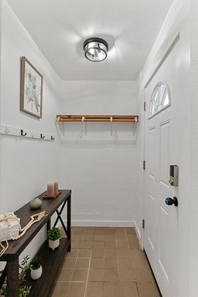 Building Photo - Available NOW! 3 Bedroom 1 Bath Home in Denver!