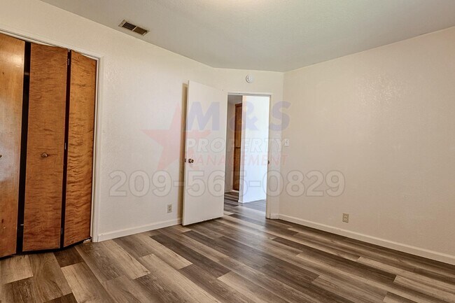 Building Photo - 302 Lovell Way