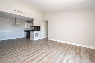 Building Photo - 851 Woodside Way