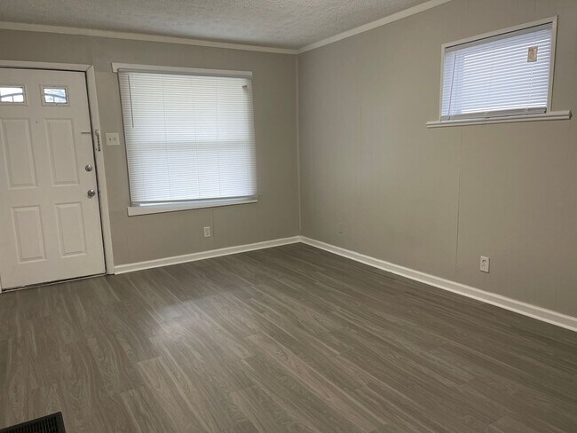 Building Photo - Three Bedroom Single Family Home Close to ...