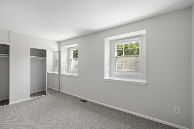 Building Photo - Renovated Hilltop Village Townhouse-Available 5/15/26
