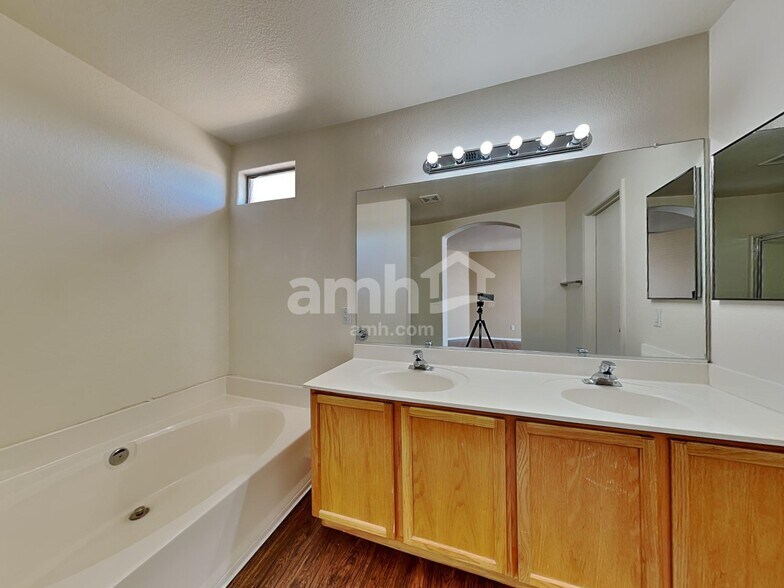 Building Photo - 6222 W Southgate St