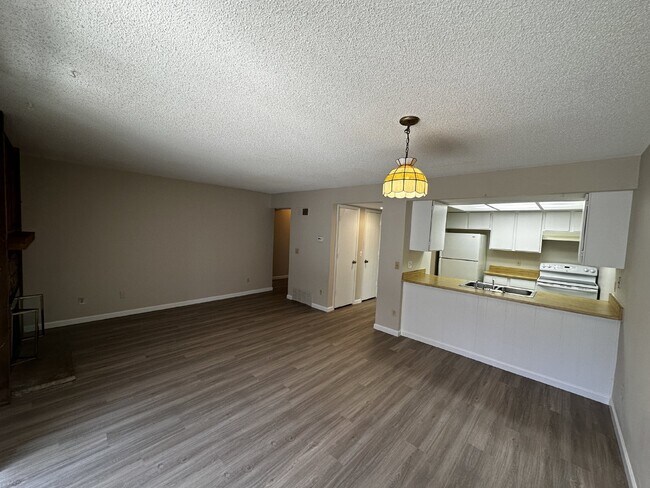 Building Photo - Charming condo in the Chestnut Community!  Available Now!