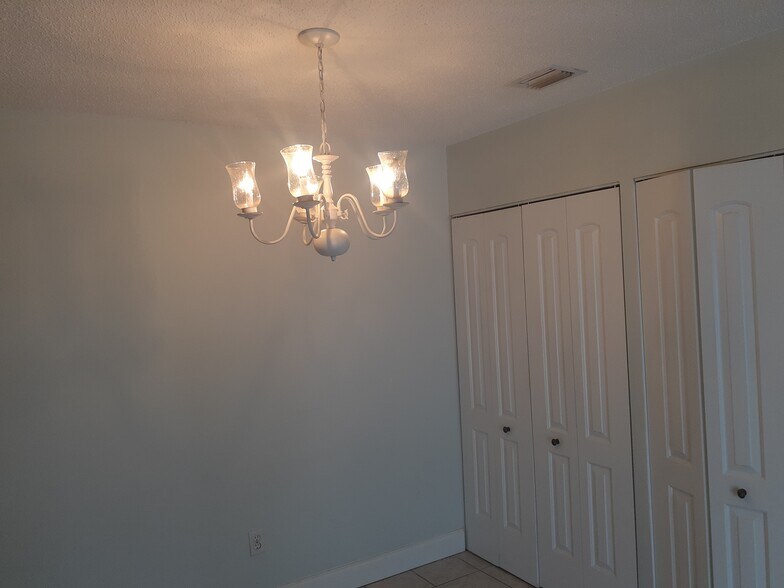 Building Photo - 3910 NW Cinnamon Tree Cir