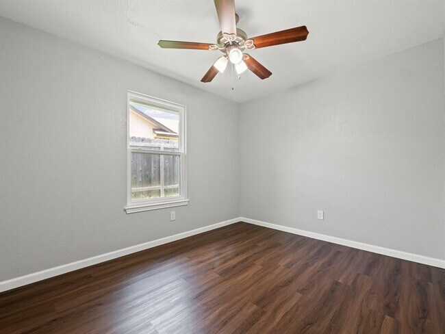 Building Photo - 1002 Cresswell Dr