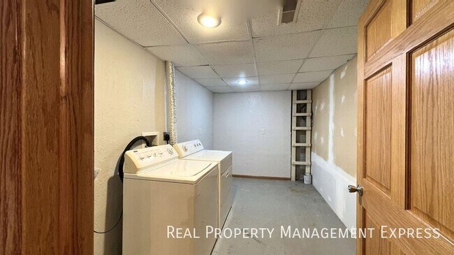 Building Photo - 4 bed 2 bath home with attached garage!