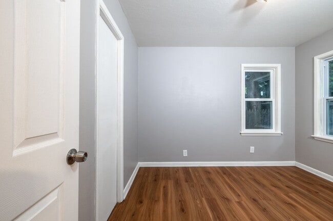 Building Photo - Stylish Simplicity: 2 Bed, 1 Bath Single-F...