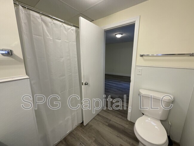 Building Photo - 5 Center Square