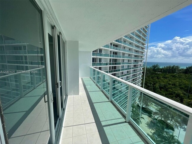 Building Photo - 100 Bayview Dr