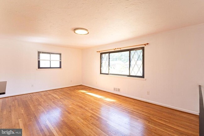 Building Photo - 4203 Lyons St