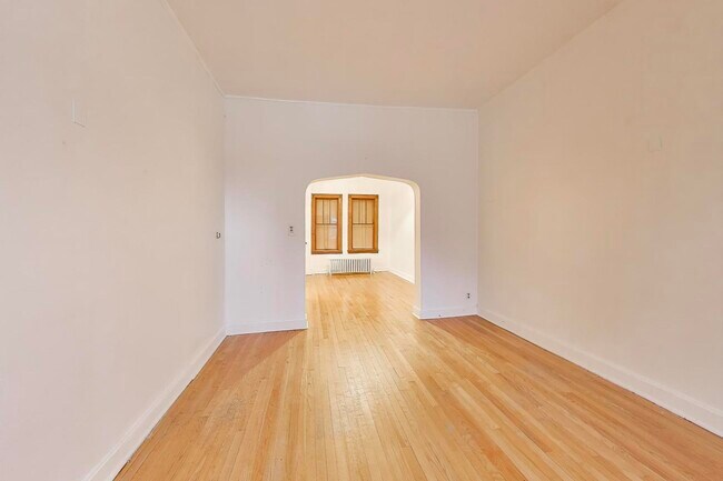 Building Photo - 902 S Claremont Ave