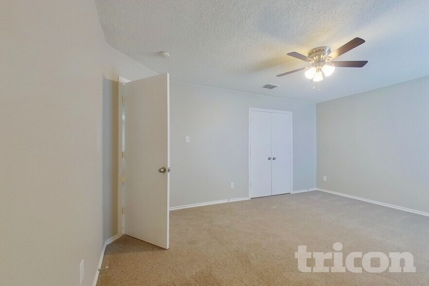 Building Photo - 2029 W Grove Ln