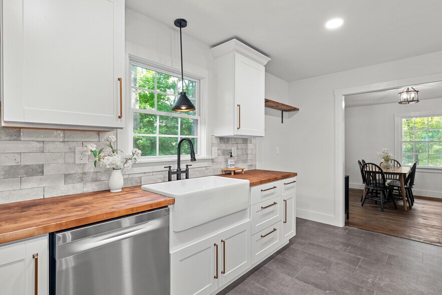 Building Photo - 7916 Valley View Dr SE
