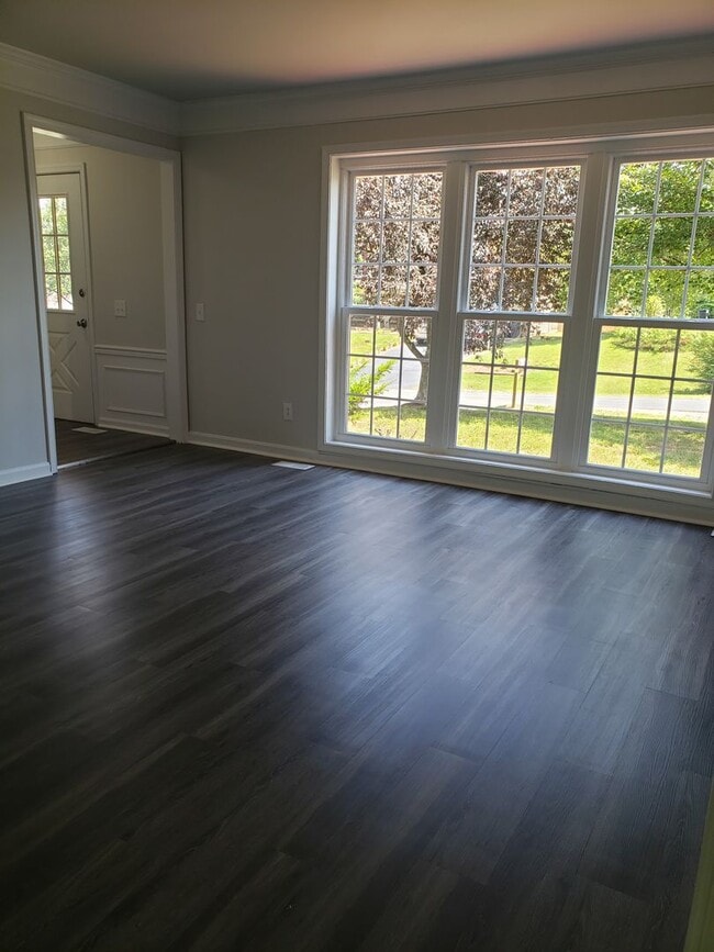 Building Photo - Very nice 3 Level in Fredericksburg!