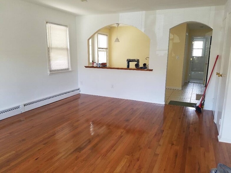 Building Photo - 625 E Broadway